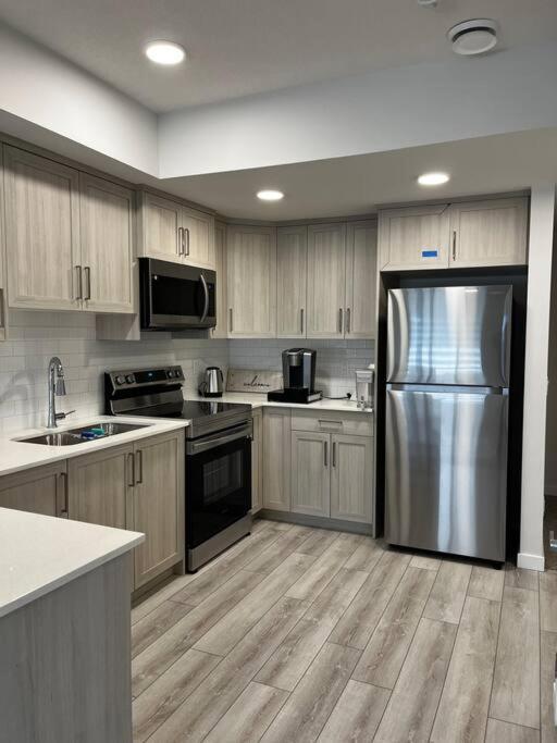 Brand New - Home Away From Home In Nw YYC Екстериор снимка