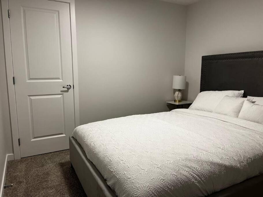 Brand New - Home Away From Home In Nw YYC Екстериор снимка
