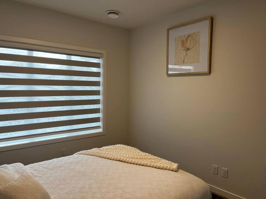 Brand New - Home Away From Home In Nw YYC Екстериор снимка