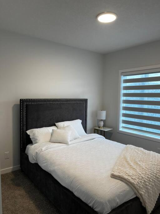 Brand New - Home Away From Home In Nw YYC Екстериор снимка