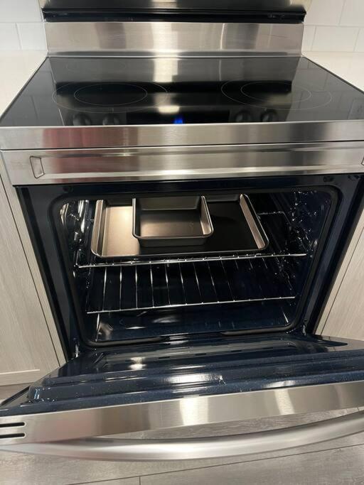Brand New - Home Away From Home In Nw YYC Екстериор снимка