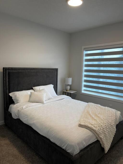 Brand New - Home Away From Home In Nw YYC Екстериор снимка