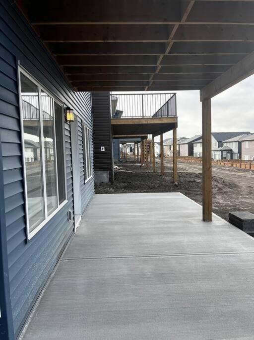 Brand New - Home Away From Home In Nw YYC Екстериор снимка