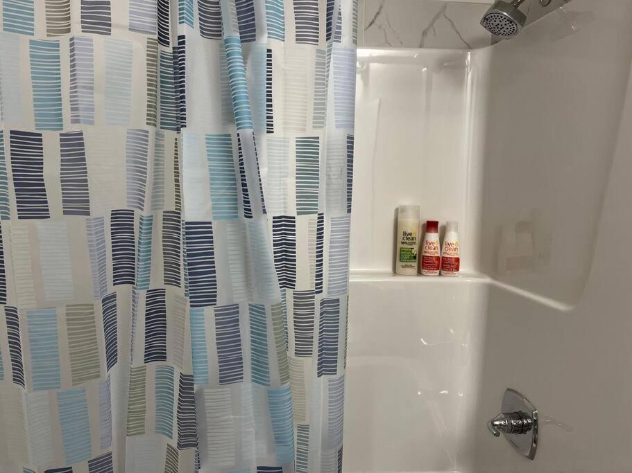 Brand New - Home Away From Home In Nw YYC Екстериор снимка