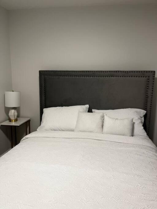 Brand New - Home Away From Home In Nw YYC Екстериор снимка