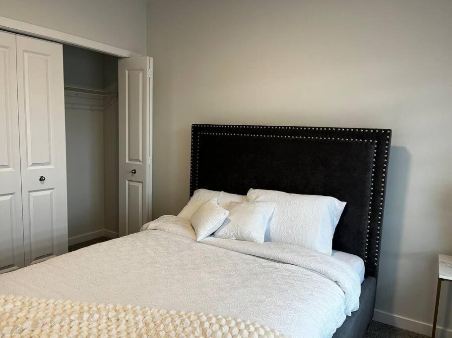 Brand New - Home Away From Home In Nw YYC Екстериор снимка