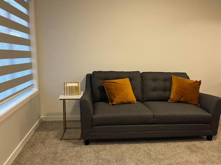 Brand New - Home Away From Home In Nw YYC Екстериор снимка