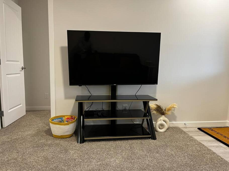 Brand New - Home Away From Home In Nw YYC Екстериор снимка