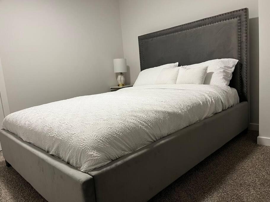 Brand New - Home Away From Home In Nw YYC Екстериор снимка